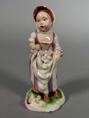 une figurine représentant une femme tenant un bébé dans ses bras