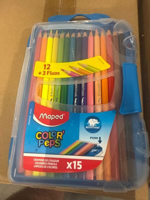 une boîte de crayons de couleur posée sur une table