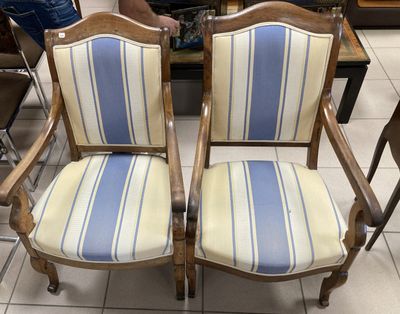 paire de chaises en bois avec des coussins rembourrés à rayures bleues et blanches