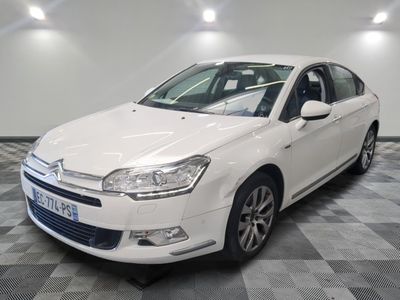 une photo d'une Citrole blanche garée dans un showroom