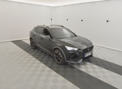 la voiture grise est garée dans le garage sur le sol en damier