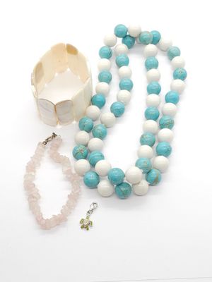collier en perles turquoise et blanches, orné d'un pendentif en forme de coquillage et d'étoile de mer