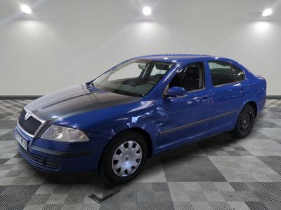la photo d'une voiture bleue garée dans un garage