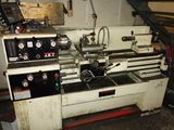 une machine qui se trouve à l'intérieur d'un garage