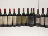 plusieurs bouteilles de vin sont alignées sur une table
