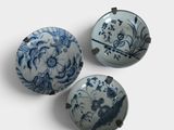 trois bols bleus et blancs ornés de motifs sur un fond blanc