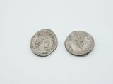 deux pièces romaines, dont l'une porte une effigie et l'autre un portrait