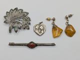 trois bijoux, dont une broche, une broche et une épingle