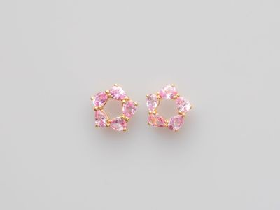 une paire de boucles d'oreilles en cristal rose sur fond blanc