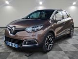 une voiture marron garée dans une pièce au sol carrelé