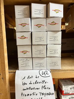 de nombreuses boîtes de pizza posées sur une étagère à côté d'un panneau