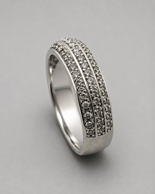 une bague en or blanc sertie de diamants sur fond gris