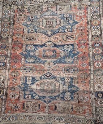 un tapis ancien orné d'un motif bleu et rouge