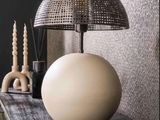 une lampe posée sur une table à côté d'une bougie