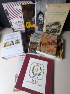 plusieurs livres sont posés sur une table les uns à côté des autres