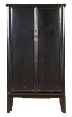 une image représentant une armoire noire à deux portes, munie d'une poignée de porte