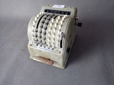 une caisse enregistreuse à l'ancienne posée sur une table