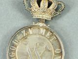 an image of a medal with a crown on top of it