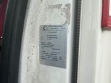 une pancarte sur la portière d'une voiture sur laquelle on peut lire :