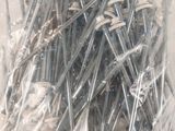 un tas de vis dans un sac en plastique posé sur une table