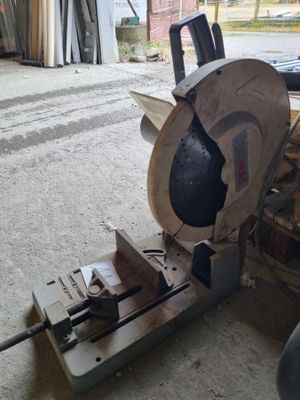 quelqu'un utilise une scie circulaire pour couper une pièce de bois