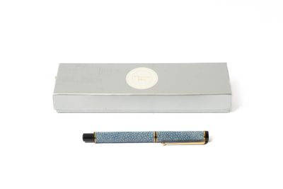 le stylo se trouve à côté de la boîte, sur la surface blanche
