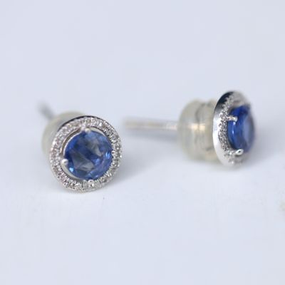 une paire de boucles d'oreilles à clous en saphir bleu et diamants
