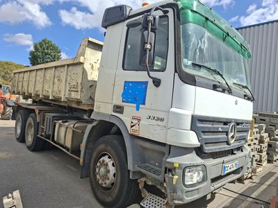 un camion blanc garé dans un parking