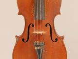 un vieux violon avec un archet accroché à son dos