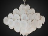 un gros plan d'un lustre orné de coquillages blancs
