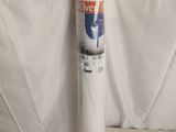 un rouleau de papier toilette sur fond blanc