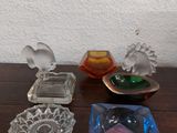 beaucoup de petits objets en verre sur la table