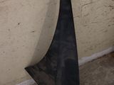 un parapluie noir appuyé contre un mur, à côté de des toilettes