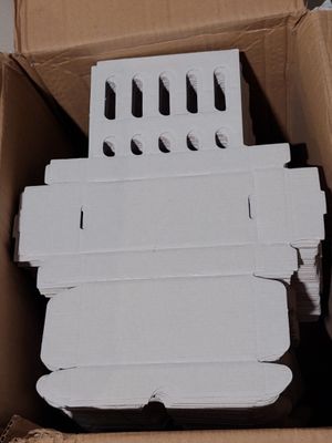 un carton contenant plusieurs boîtes blanches