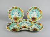 quatre assiettes bleues et vertes ornées de fleurs