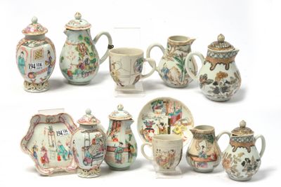 Lot de petits objets en porcelaine de Chine dans divers décors compren