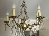 une photo d'un lustre suspendu au plafond dans un salon