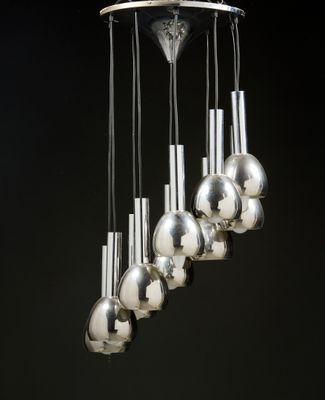 un gros plan d'un lustre en métal et en verre suspendu au plafond