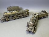 deux petits trains assis l'un à côté de l'autre sur une table