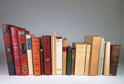 a lot of books that are lined up on a table
