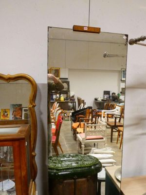 un miroir posé sur une table dans une pièce