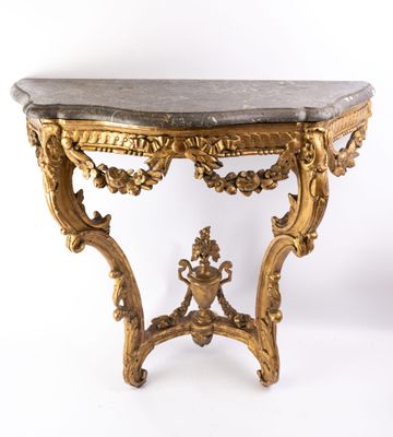 une image représentant une table avec un plateau en marbre et un cadre doré