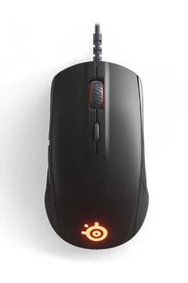 un gros plan d'une souris sur une surface blanche