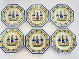 six assiettes bleues et blanches sur lesquelles figurent un homme et une femme