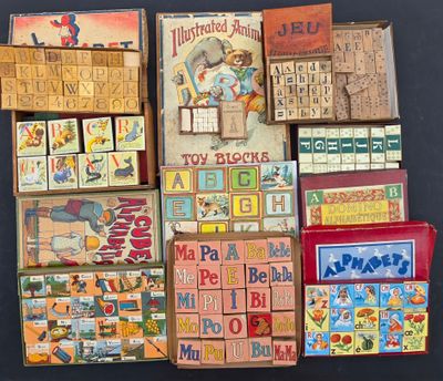 beaucoup de jouets en bois posés sur une table