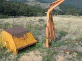 un gros morceau de bois posé au milieu d'un champ