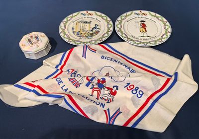 Un ensemble Bicentenaire de la révolution dont : 2 assiettes…