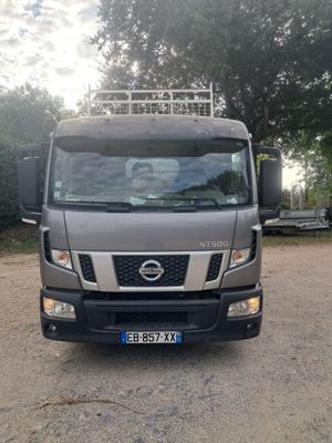un camion argenté garé sur le parking