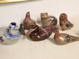 beaucoup d'oiseaux posés sur une table