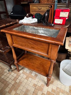 un lavabo posé sur une table dans une pièce